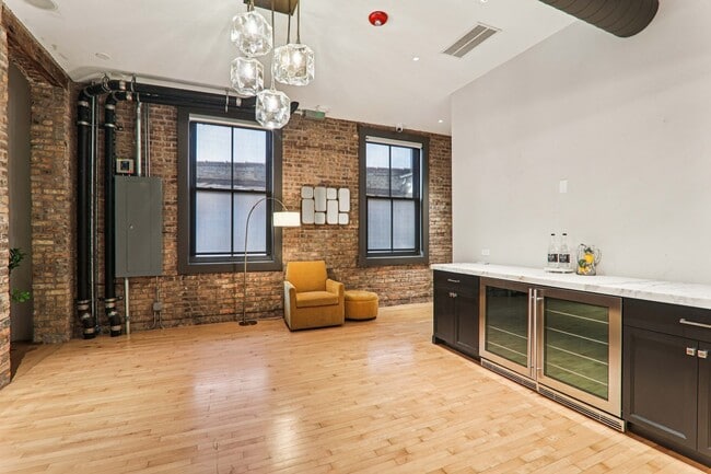 Building Photo - 107 W Main St