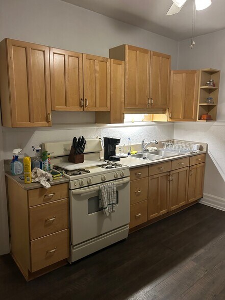 Building Photo - 1075 Lakepointe St