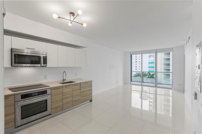 Primary Photo - 1300 Brickell Bay Dr