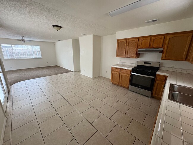 Building Photo - SE Tulare Home Near Shopping Center Rent Ready!