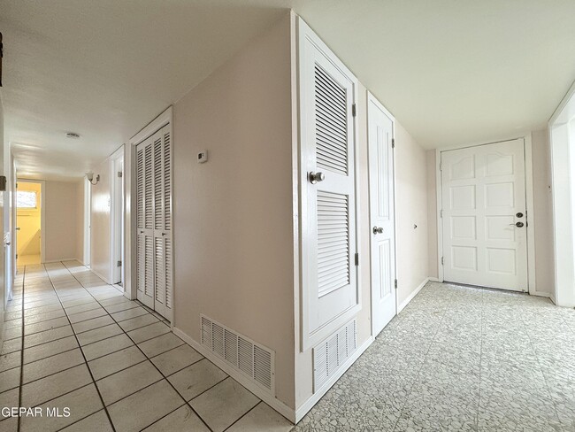 Building Photo - 5801 Beaumont Pl