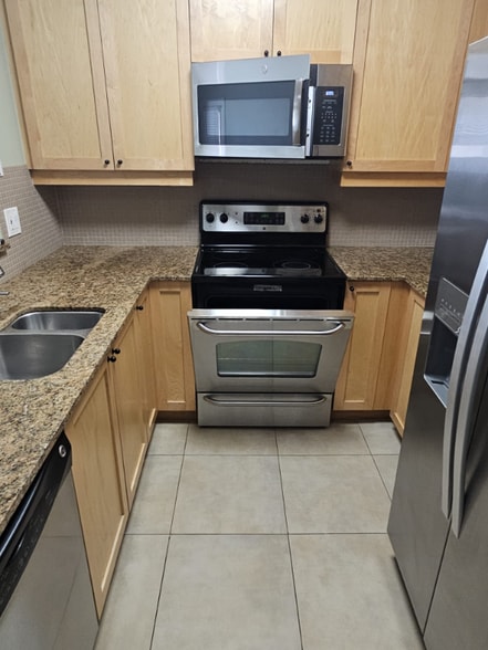 Building Photo - 3550 Lebon Dr