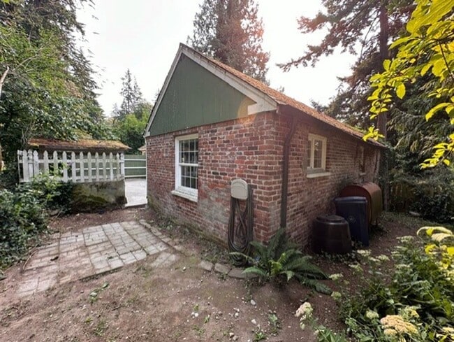 Building Photo - Charming 2 Bed, 1.5 Bath Home with Basement and Sunroom
