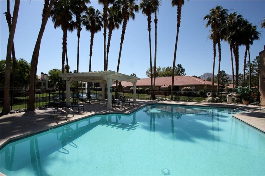 Pool and Spa area just steps away - 43376 Cook St