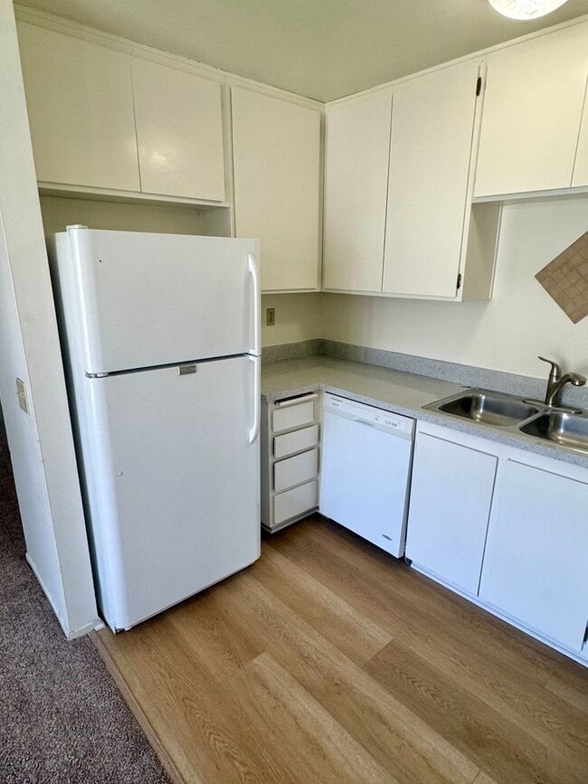 Building Photo - Spacious Upstairs Two-Bedroom 1 & 1/2 Bath...