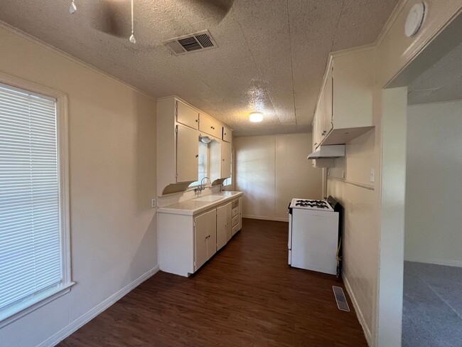 Building Photo - 2 Bed 1 Bath - CLOSE TO DENTON SQUARE