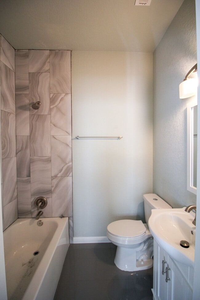 Building Photo - Downtown 3 bedroom 2 bath gorgeous remodel