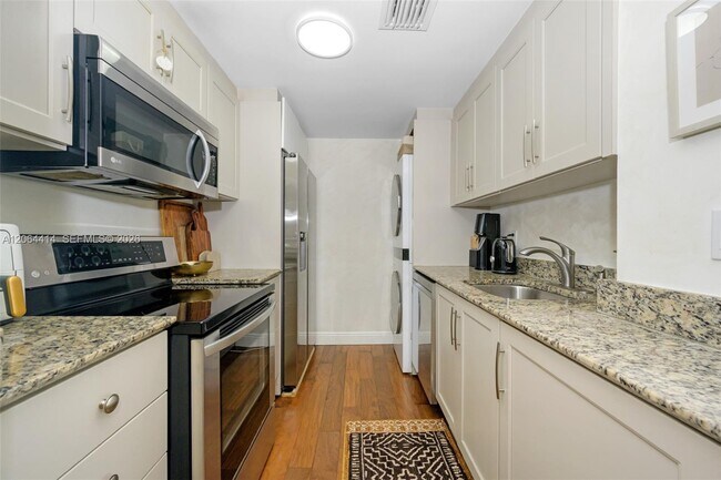 Building Photo - 10275 Collins Ave
