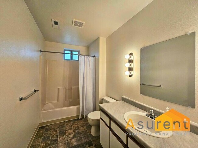 Building Photo - Freshly Renovated Duplex: 2 Bedrooms, 1.5 Bathrooms, w/ Fenced Backyard