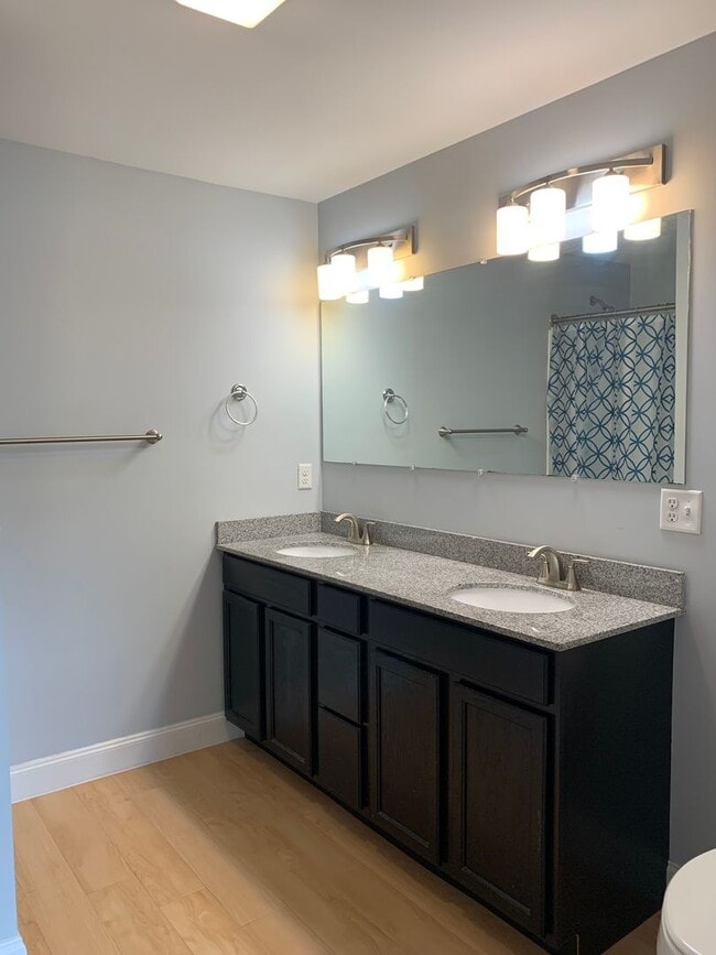 Building Photo - Spacious 3-Bed, 2.5-Bath Townhouse with Fenced Backyard!