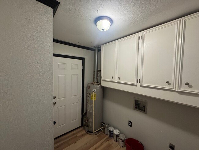 Building Photo - Red Bud Ln