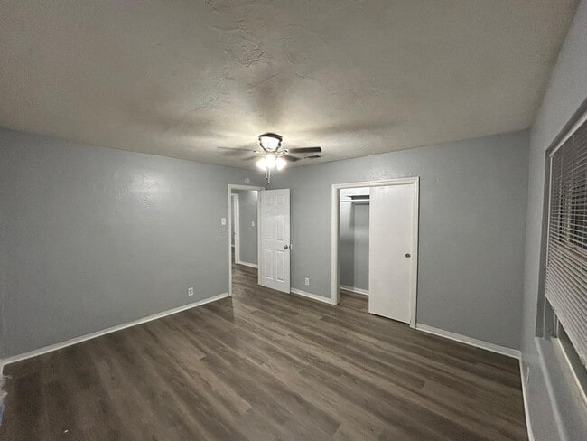 Building Photo - Spacious 4BR/2BA in St. Pete!