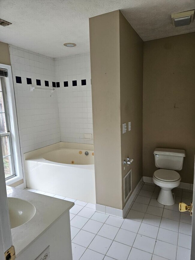 Building Photo - For rent 3 bedroom, 2 bath home