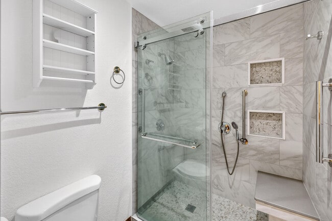 Building Photo - 1140 Troon Dr E