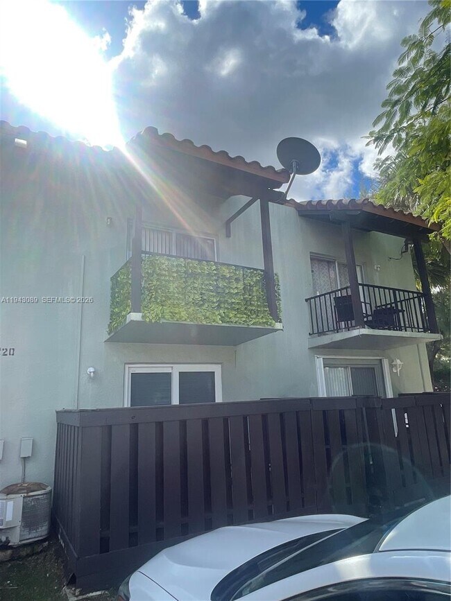 Building Photo - 10820 N Kendall Dr