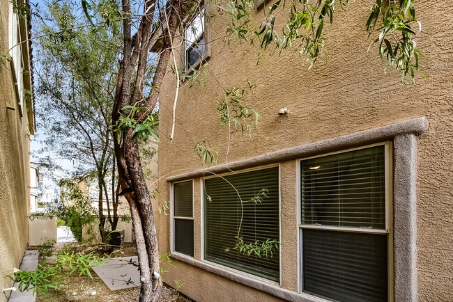 Building Photo - 8553 Zelkova Ct