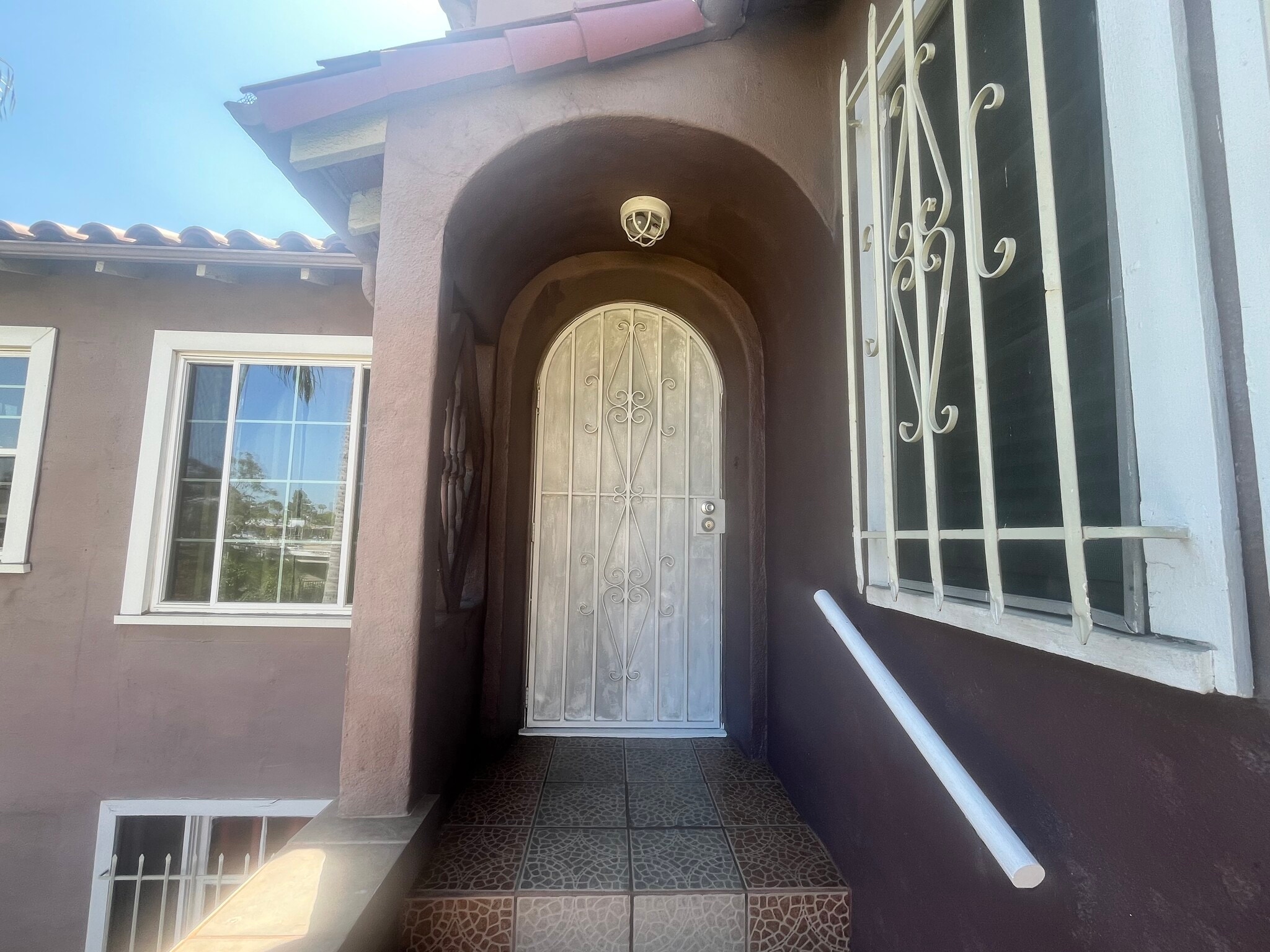 Building Photo - 2500 S Bronson Ave