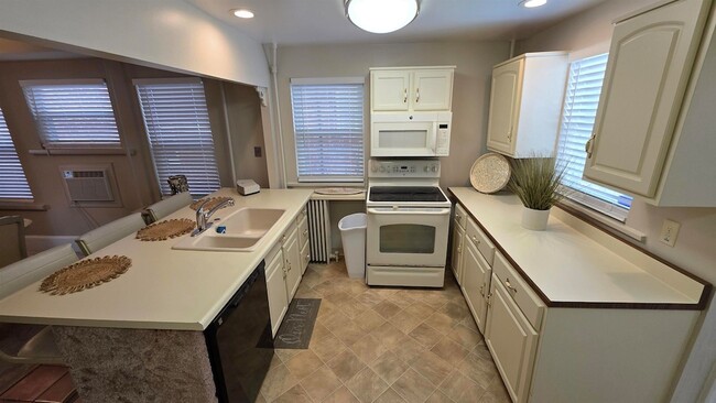 Building Photo - 34 N Montgomery Ave