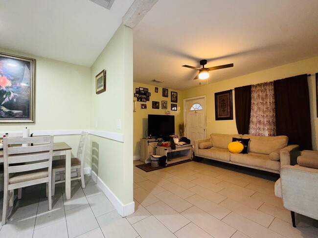 Building Photo - 2615 N Beaumont Ave