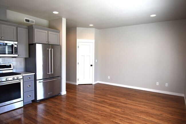 Building Photo - 556-558 Harrison St.