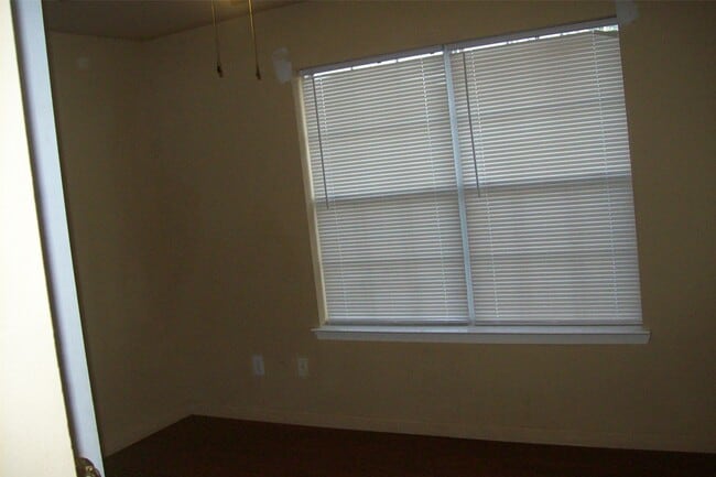 Building Photo - 15007 Kingsbridge Way