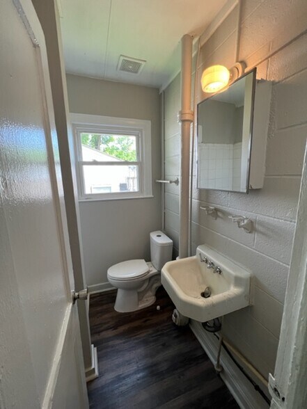 Building Photo - 1215 Gatewood Ave