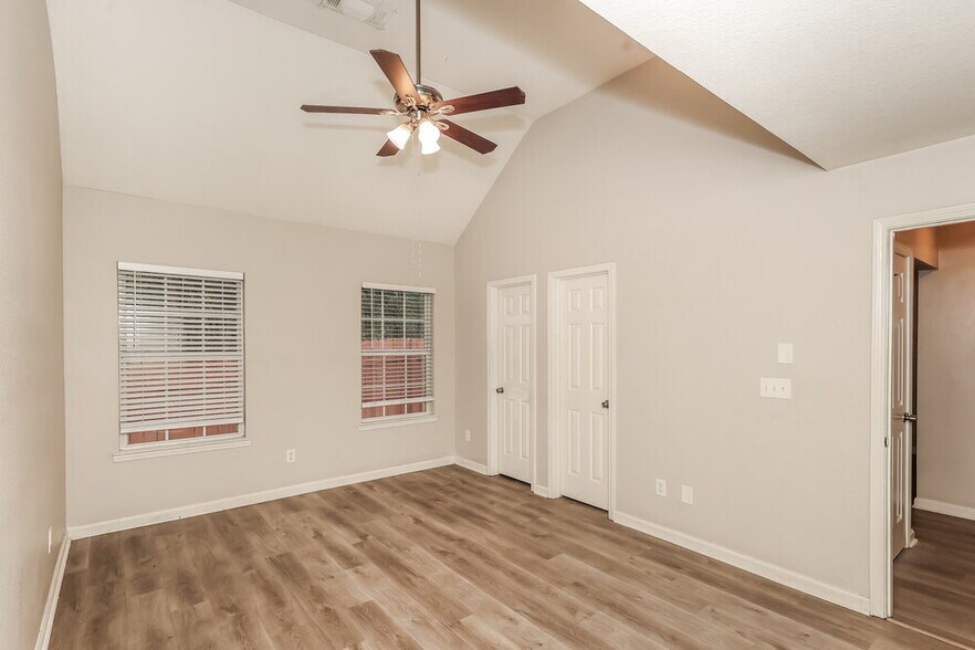 Building Photo - 4423 Ravenwood Dr