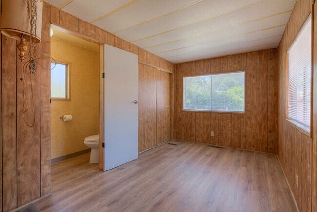 Building Photo - 162 Feathervale Dr