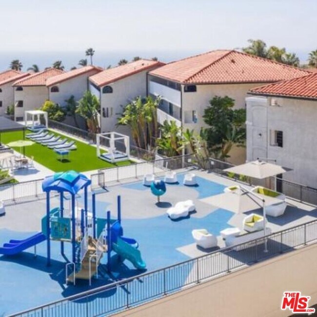 Building Photo - 6600 Beachview Dr