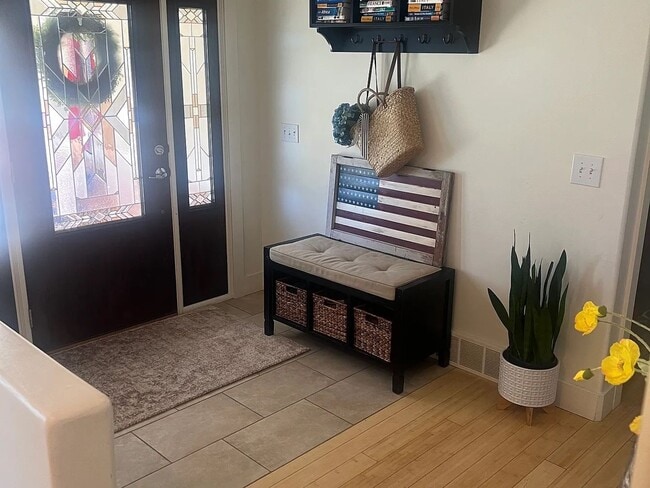 Building Photo - Spacious and Modern 5 Bed, 4 Bath Home