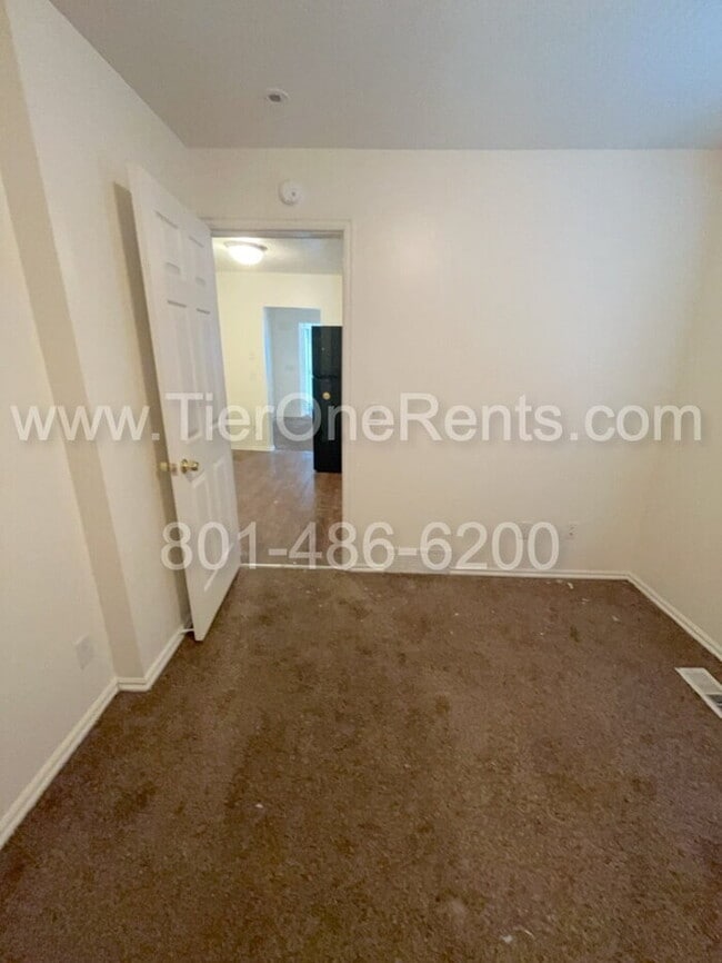 Building Photo - This property offers a NO DEPOSIT option a...
