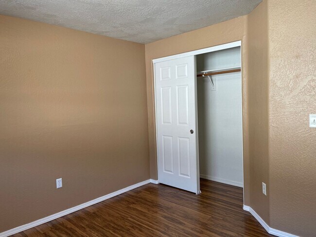 Building Photo - 430 W Crystal Dr