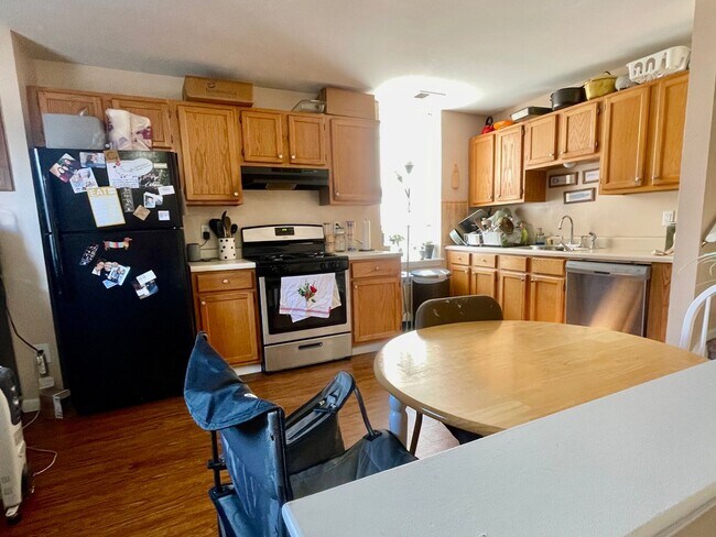 Building Photo - SPACIOUS bi-level apartment with fenced yard