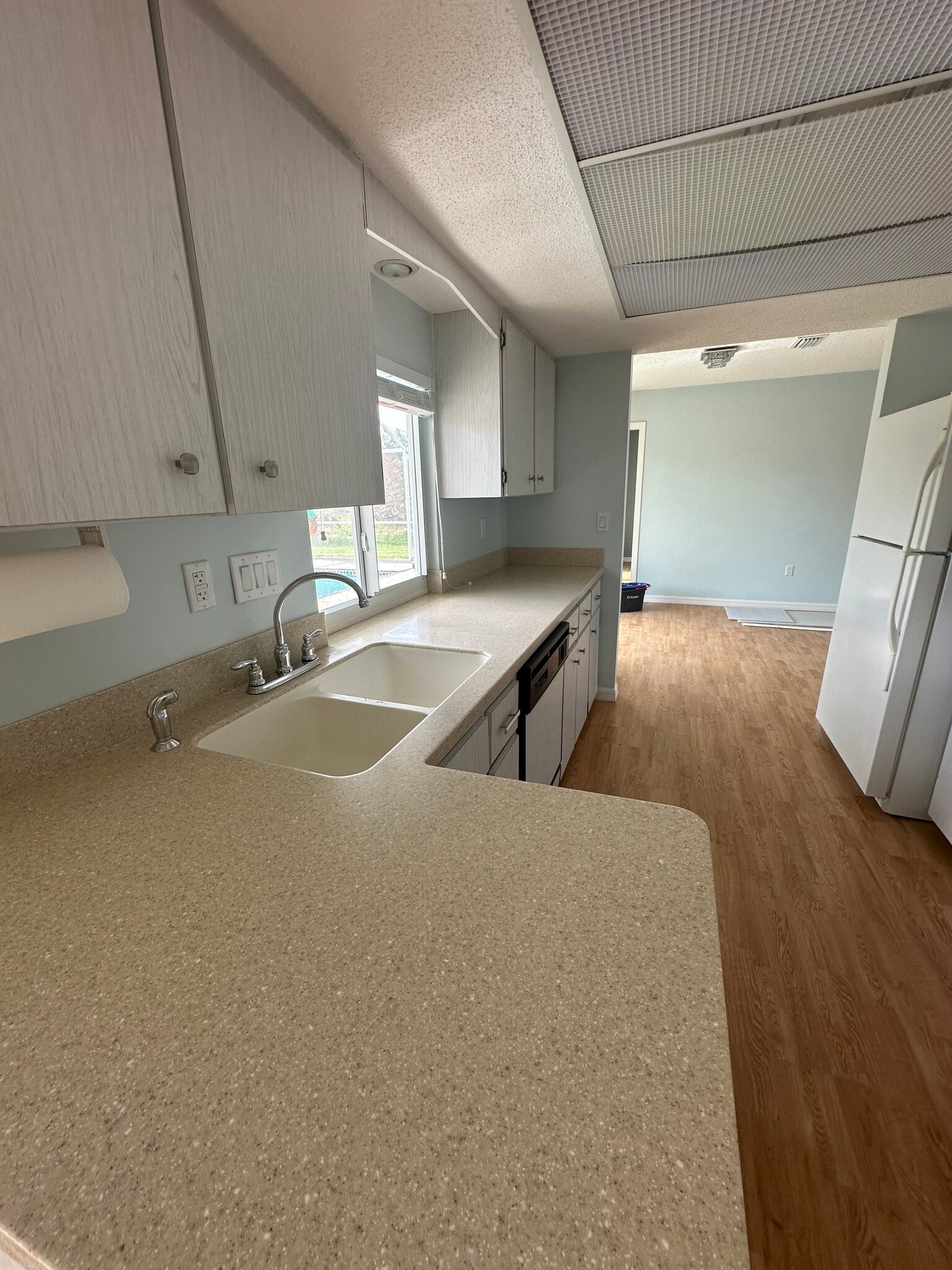 Kitchen with pass through to pool - 18637 Lake Worth Blvd