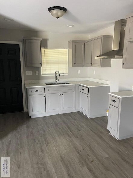 Building Photo - 121 N Rose St