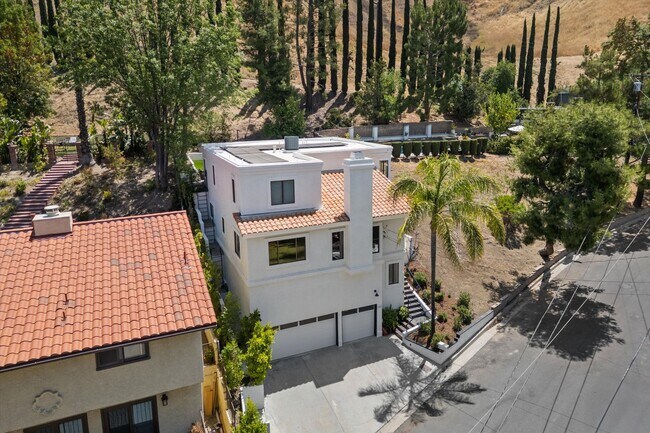 Building Photo - Renovated Single Family Home in Prime Wood...