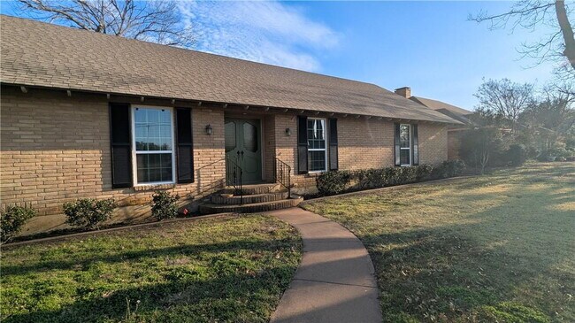 Building Photo - Charming 3-Bed, 2-Bath Oasis on West 6th Street - Spacious 2,685 Sq Ft Home in McGregor, TX!