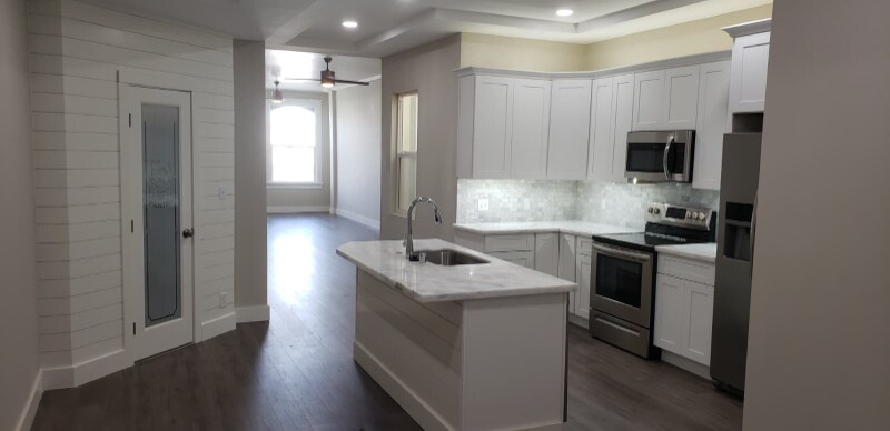 Building Photo - 105 E 5th St