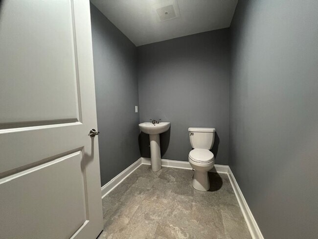 Building Photo - Commercial Space! Perfect for fitness/yoga studio, photography studio/ gallery, retail, or other ...