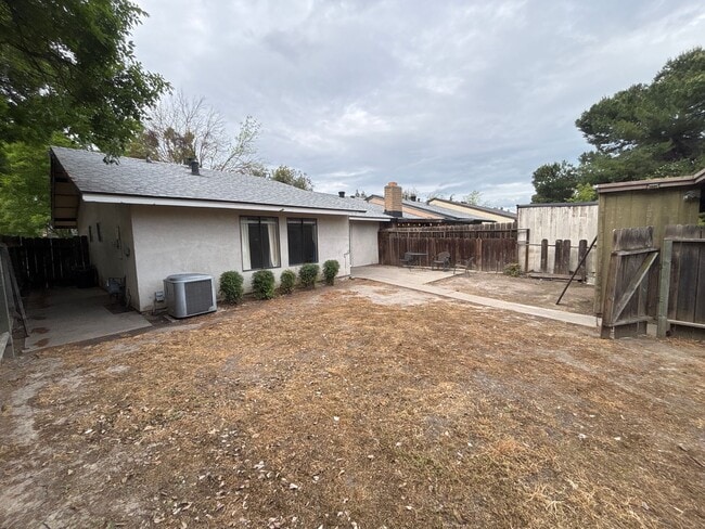 Building Photo - CHARMING 3 BEDROOM 2 BATHROOM SINGLE-STORY IN STOCKTON!