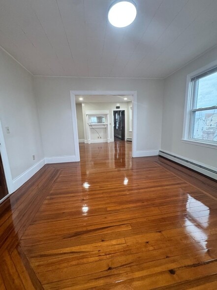 Building Photo - 35 Humes St