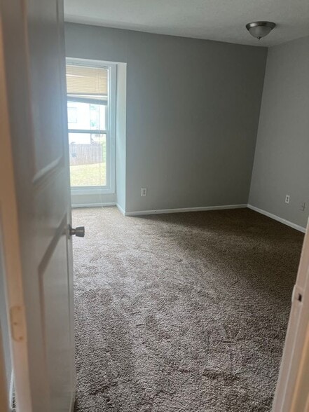 Building Photo - 6067 Regent Manor