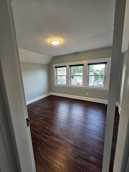 Bedroom - 675 Courtland Ave