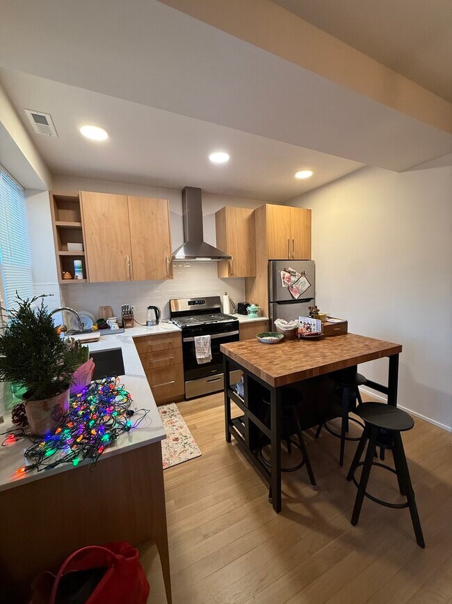 Building Photo - 927 N Mozart St