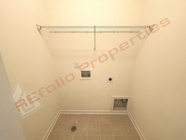 Building Photo - Great Location! 2 Story 3 Bedroom 1 Car-Garage End Unit Town Home with Community Pool  @ 55 James...