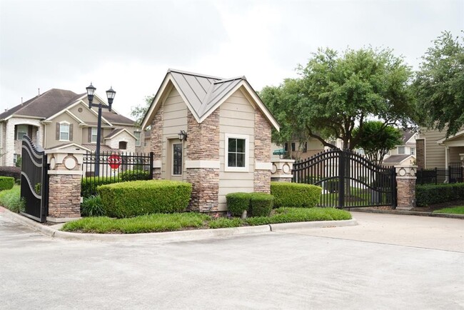 Building Photo - 16019 Summerville Lake Dr