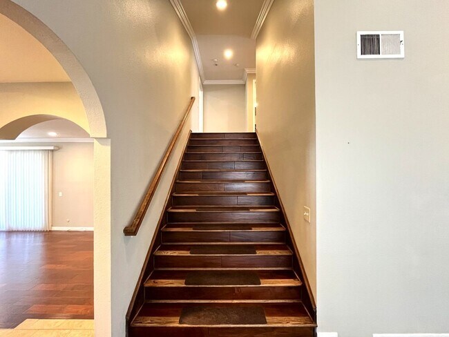 Building Photo - 4 bed, 3 bath located in Anaheim!