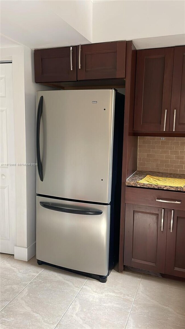 Building Photo - 800 NE 199th St