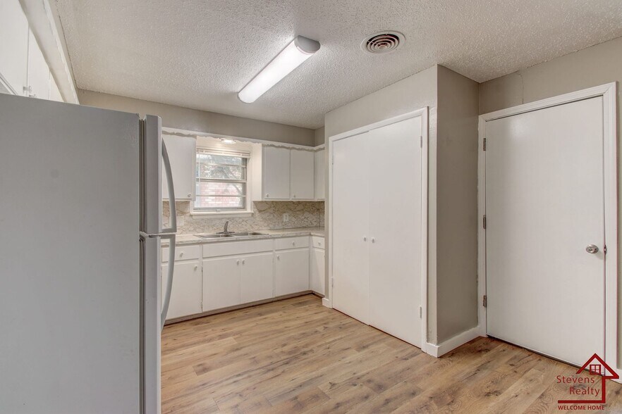 Building Photo - 4910 NW Pollard Ave