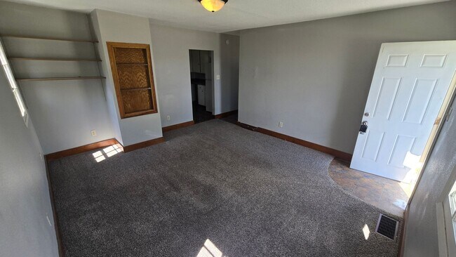 Building Photo - Charming 1 Bedroom Home with Large Yard & Garage